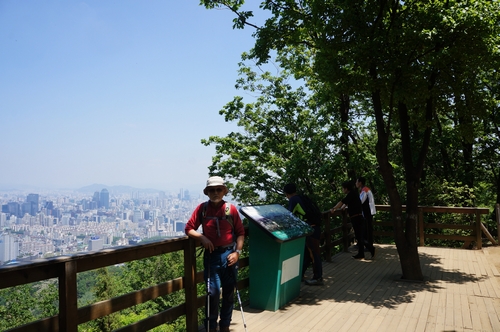 韓国・牛眠山(ウミョンサン）の山頂にて